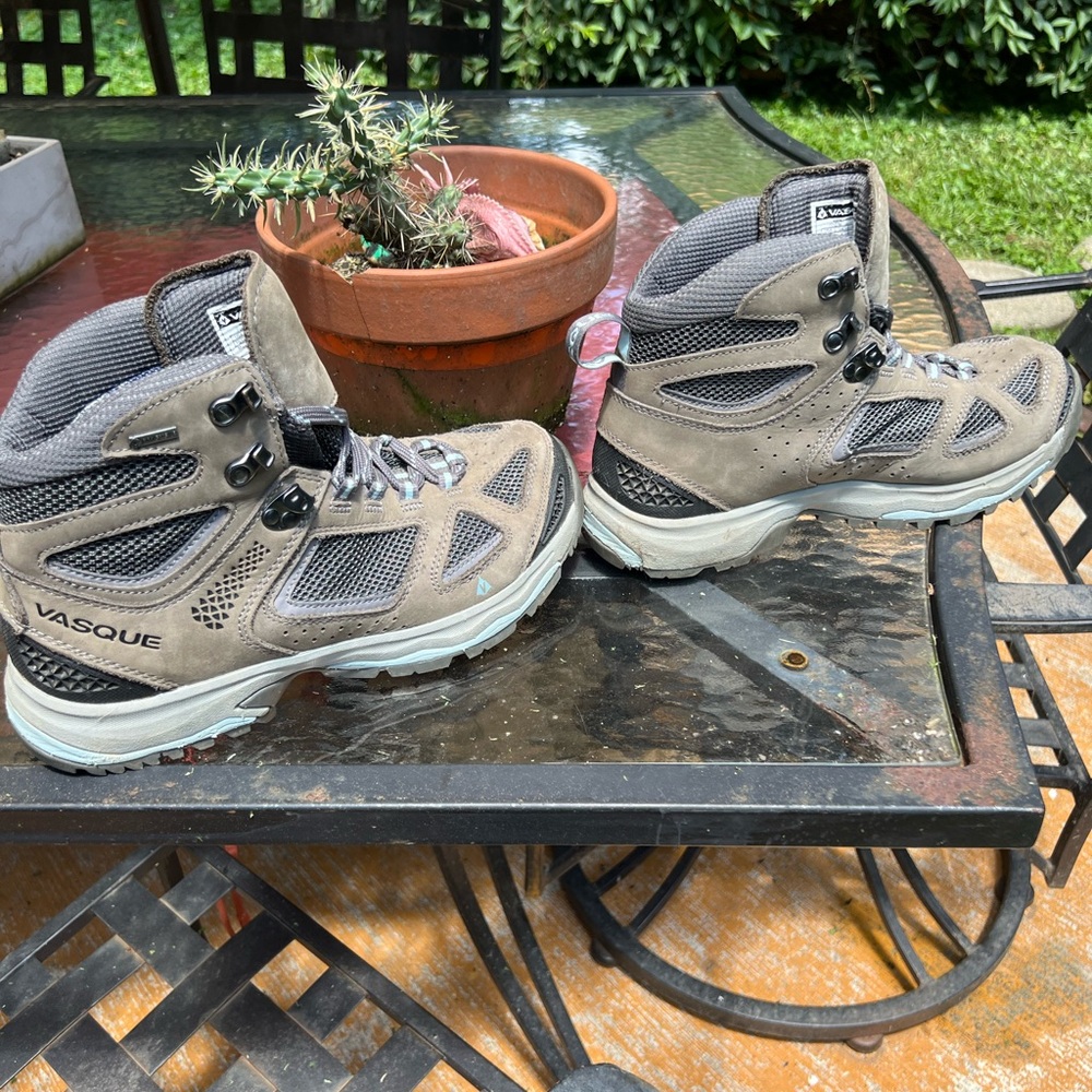 Vasque Tan and Gray Goretex Outdoor Boots NWOT
